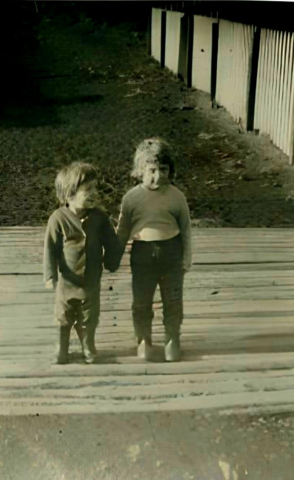 18 Marion Lockyer and Doris Williams. Credit: Maude Lockyer-Hollett